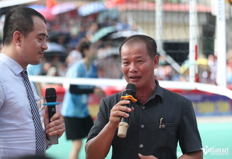 Ông Chu Sâm thưởng rất "đậm" tại hội làng Kim Thiều. Ảnh: S.N