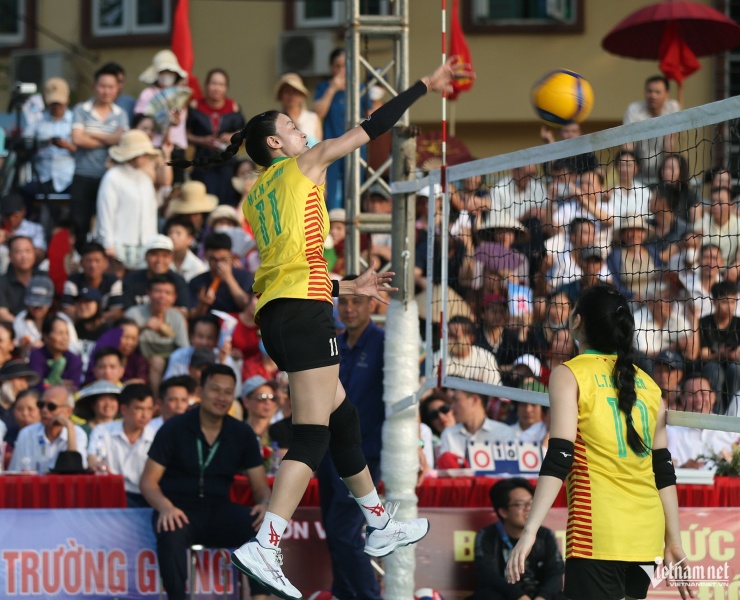 Kiều Trinh và các đồng đội giành 2 chức vô địch hội làng liên tiếp. Ảnh: S.N