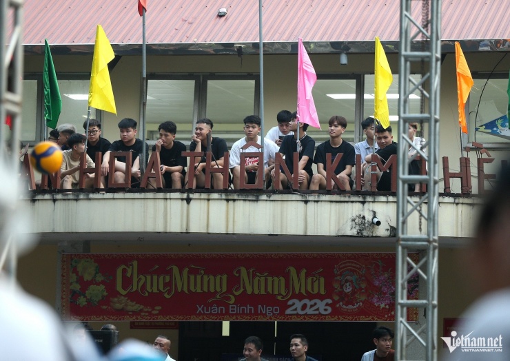 Bầu không khí lễ hội trên sân bóng chuyền hội làng. Ảnh: S.N