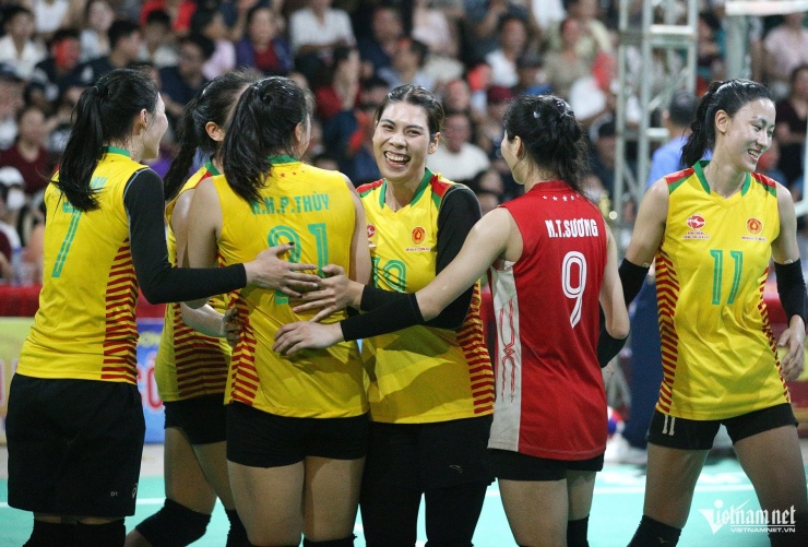 Niềm vui của nhà vô địch giải hội làng Kim Thiều. Ảnh: S.N