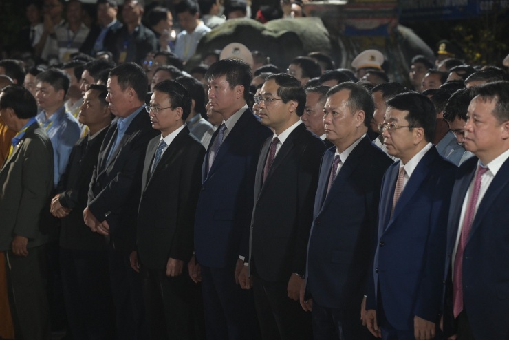 Khoảng 22h tại Đền Thiên Trường, nghi thức làm lễ và dâng hương chính thức bắt đầu. Lãnh đạo tỉnh Ninh Bình cùng một số vị lãnh đạo, đại biểu thành kính dâng hương trước anh linh các vua Trần.