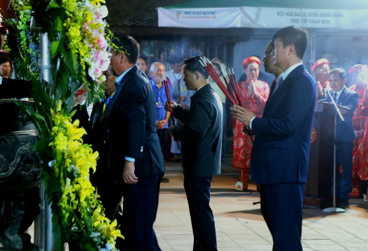 Trong làn khói hương nghi ngút, không khí trang nghiêm bao trùm không gian cổ kính, mở đầu cho đêm khai ấn.