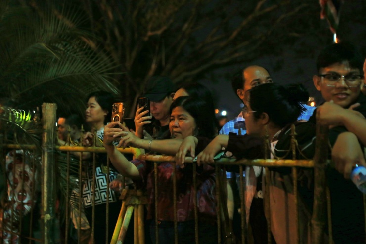 Nhiều người ghi lại khoảnh khắc thiêng liêng bằng điện thoại, ánh mắt hướng về phía đền với niềm mong mỏi được vào dâng hương cầu an đầu năm.