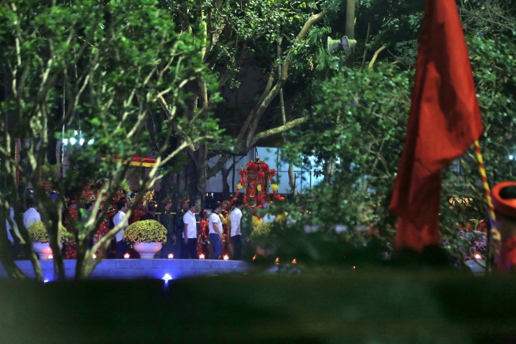 Khoảng 22h30, nghi thức rước kiệu ấn bắt đầu. Đoàn rước di chuyển trang trọng giữa tiếng trống, tiếng nhạc lễ, thu hút sự chú ý của hàng nghìn người đang dõi theo.