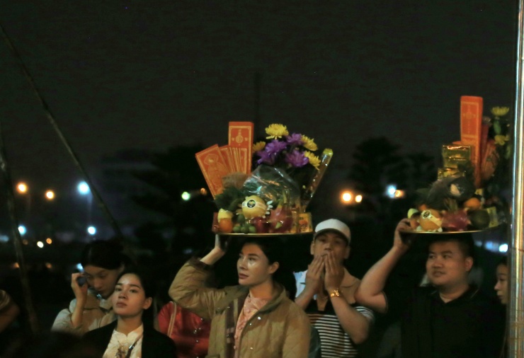 Nhiều gia đình chuẩn bị lễ vật chu đáo, mâm hoa quả, hương hoa được nâng niu trên tay. Sự thành tâm thể hiện qua từng ánh nhìn, từng cử chỉ khấn nguyện trong đêm.