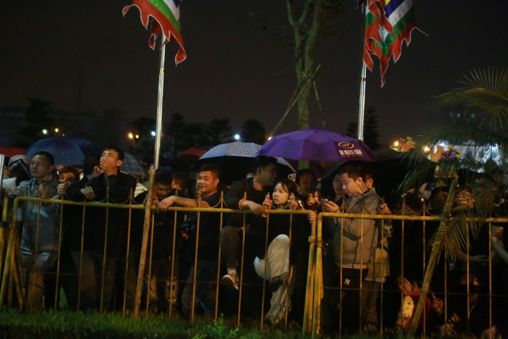 Hàng nghìn người xếp hàng chờ khai ấn Đền Trần Nam Định 2026 trong đêm - 8