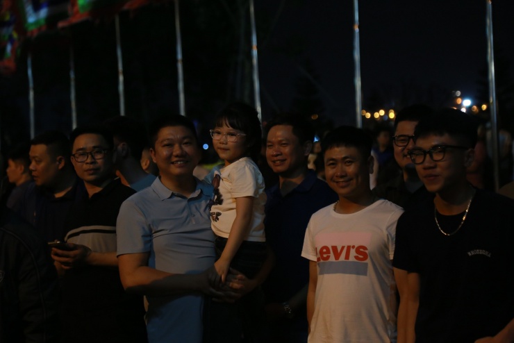 Hàng nghìn người xếp hàng chờ khai ấn Đền Trần Nam Định 2026 trong đêm - 10