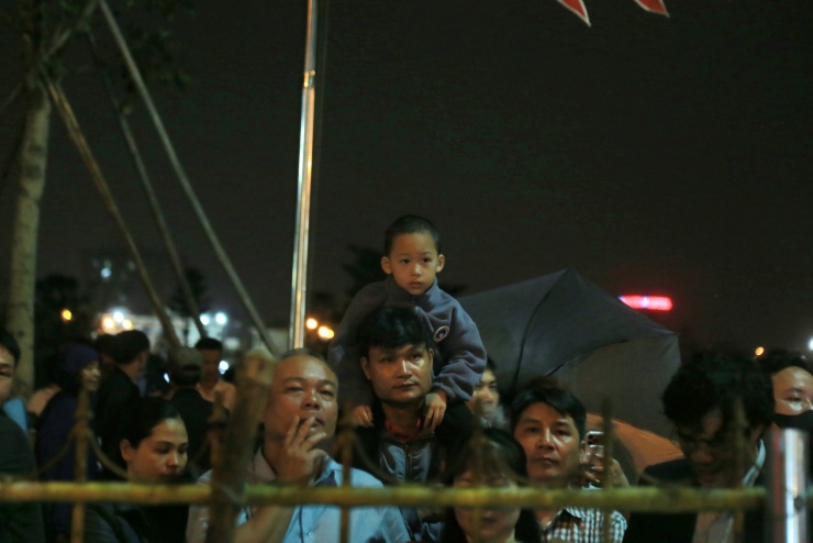 Có gia đình bế theo trẻ nhỏ, có người lớn tuổi vẫn kiên nhẫn đứng chờ giữa đêm khuya.