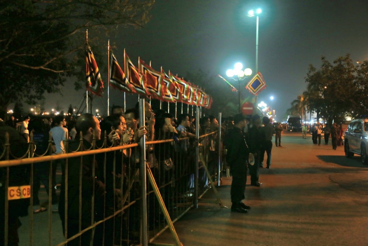 Tình hình an ninh luôn được thắt chặt, dòng người ngày một đông.