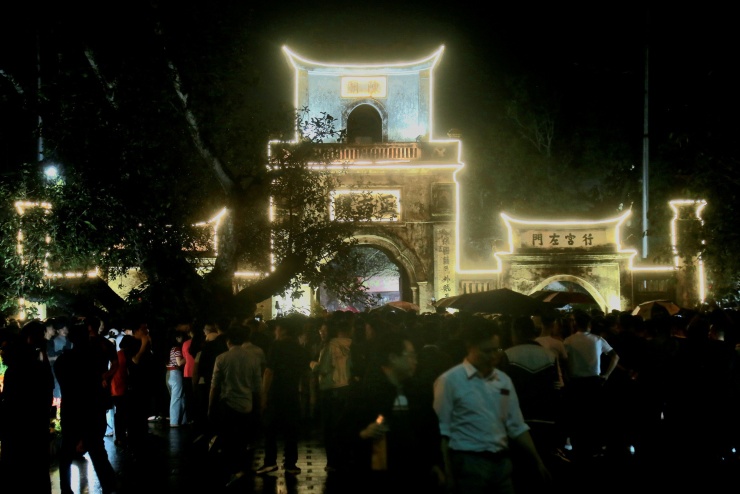 Dưới ánh đèn lung linh, cổng đền cổ kính nổi bật giữa biển người, khép lại một đêm khai ấn linh thiêng, đậm nét truyền thống văn hóa dân tộc.