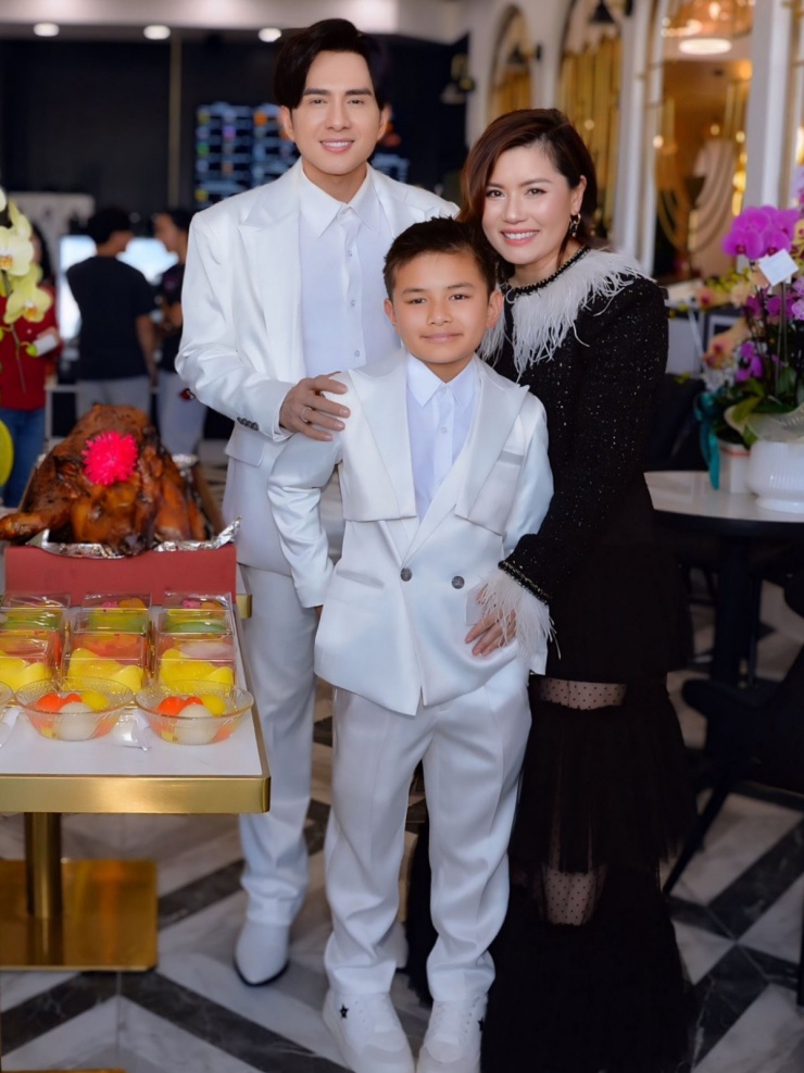 Ảnh sao 3/3: Đan Trường sang Mỹ mừng vợ cũ khai trương nhà hàng - 1