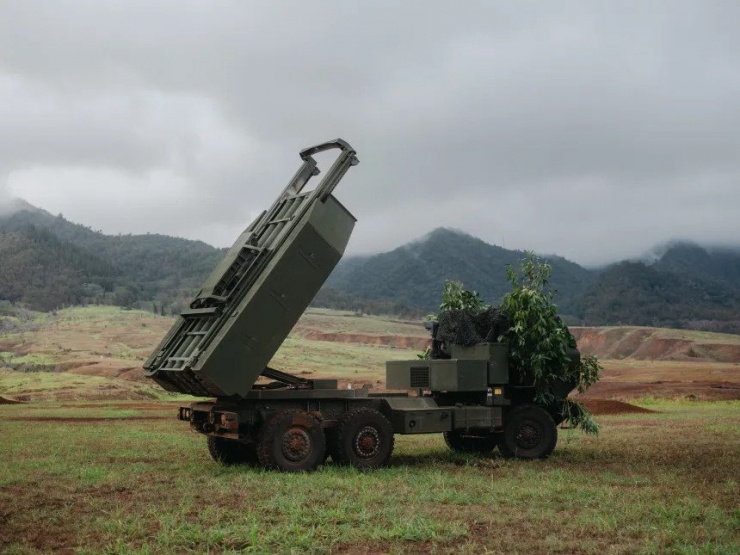 Một xe phóng HIMARS M-142 của Mỹ. Ảnh: Bloomberg