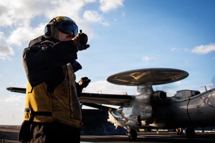 Một thủy thủ Mỹ chuẩn bị cho máy bay E-2D Hawkeye cất cánh trên boong tàu sân bay lớn nhất thế giới USS Gerald R. Ford vào ngày 28/2. Ảnh: Hải quân Mỹ