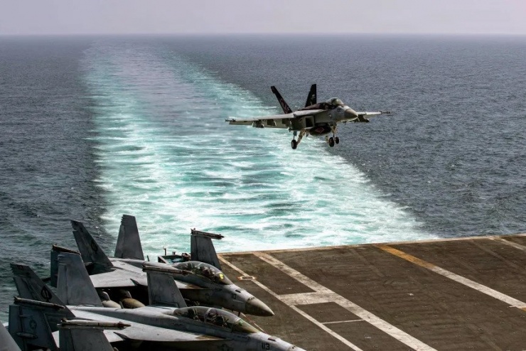 Một tiêm kích F/A-18E Super Hornet hạ cánh xuống boong tàu sân bay USS Abraham Lincoln. Ảnh: Hải quân Mỹ