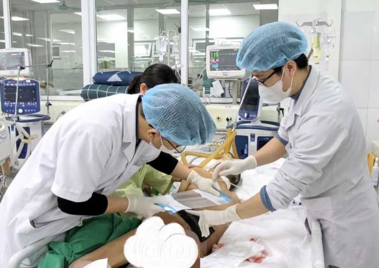 Các bác sĩ chăm sóc cho bệnh nhân. (Ảnh: BVCC)