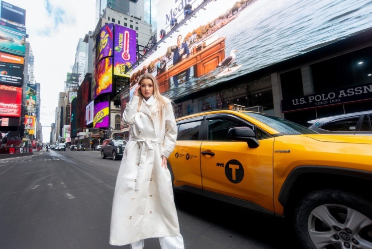 Miss Cosmo 2025 Yolina Linquist khoe bộ ảnh "siêu mẫu" trên đường phố New York - 9