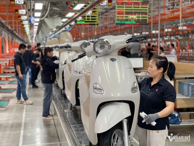 Sản xuất xe máy điện tại nhà máy Yadea. Ảnh: Hoàng Hiệp