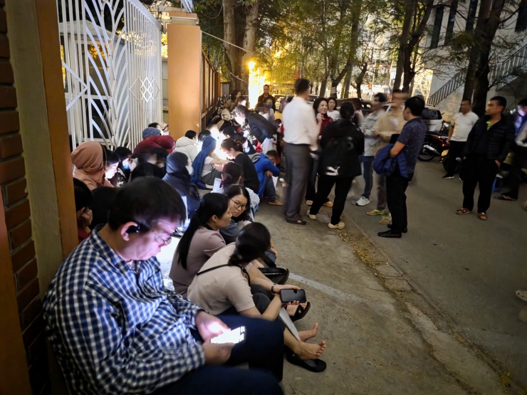 Cổng trường THPT Phan Bội Châu có hàng chục phụ huynh, lúc 4h30 sáng 3.3&nbsp;