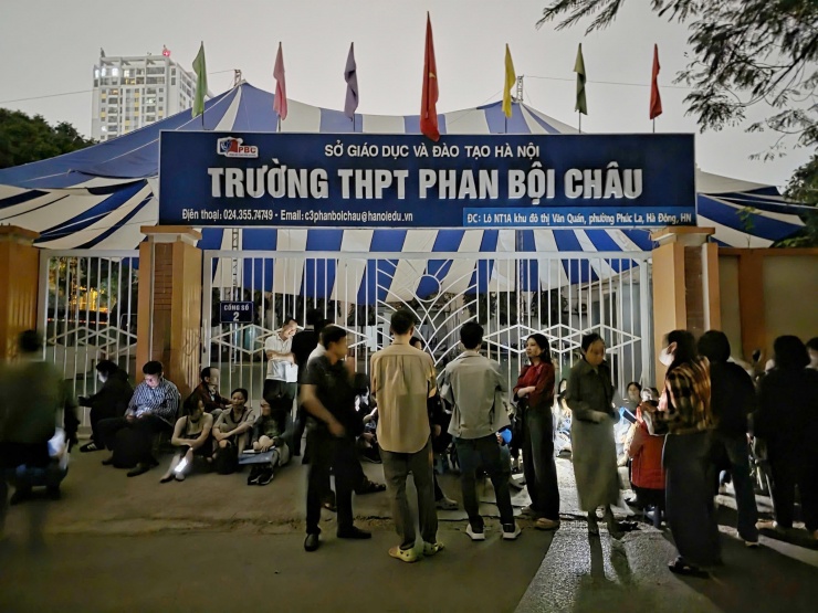 Phụ huynh đội mưa, xếp hàng từ 1h đặt chỗ lớp 10 cho con - 1