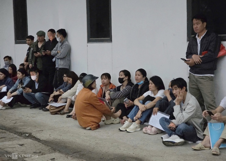 Phụ huynh đội mưa, xếp hàng từ 1h đặt chỗ lớp 10 cho con - 4