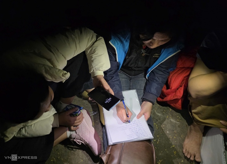 Danh sách các phụ huynh tự lập, dự theo thứ tự có mặt. Tới 5h, 118 phụ huynh "ghi danh". Ảnh Thanh Hằng&nbsp;&nbsp;