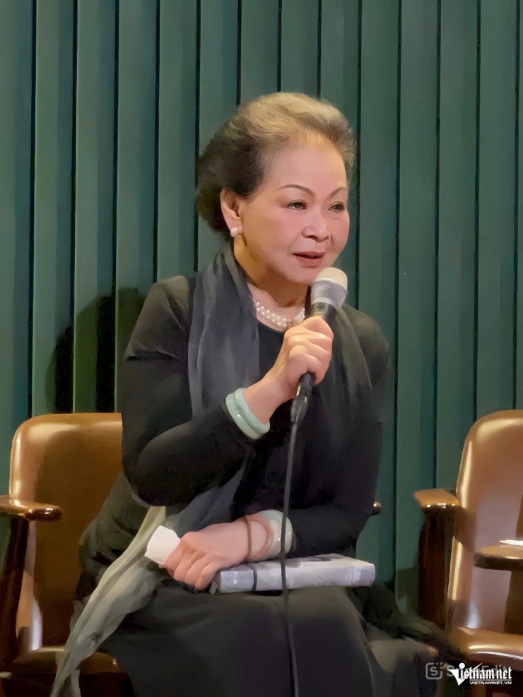Danh ca Khánh Ly tại buổi trà đàm chia sẻ về phim tư liệu và cuốn sách. Ảnh: Châu Anh