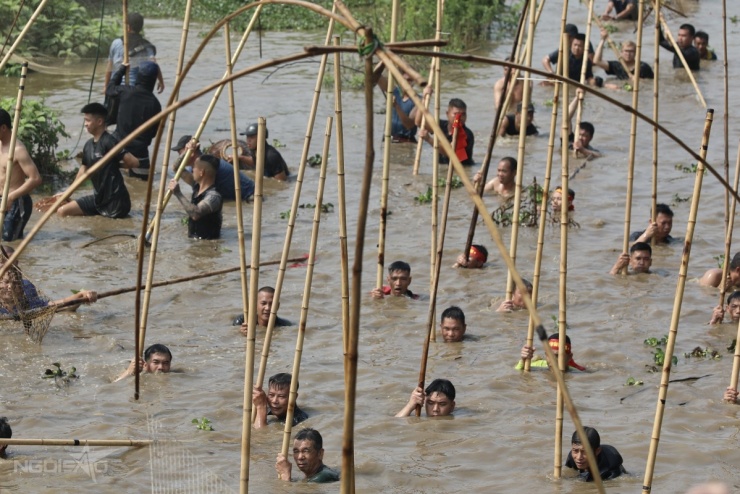 Trai tráng xứ Đoài xuống sông 'dập sào bắt cá' - 3