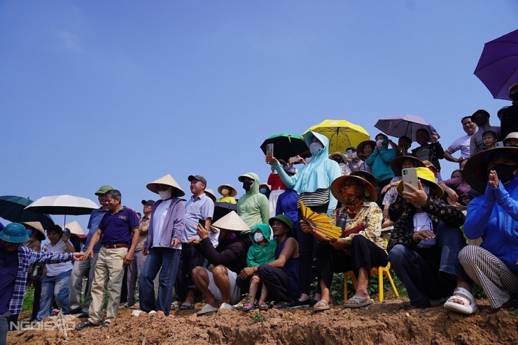 Trai tráng xứ Đoài xuống sông 'dập sào bắt cá' - 5