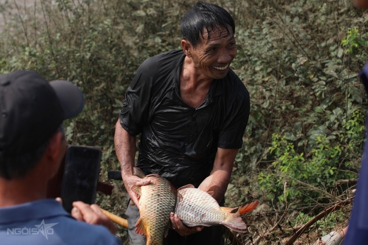 Trai tráng xứ Đoài xuống sông 'dập sào bắt cá' - 6