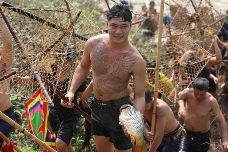 Trai tráng xứ Đoài xuống sông 'dập sào bắt cá' - 7