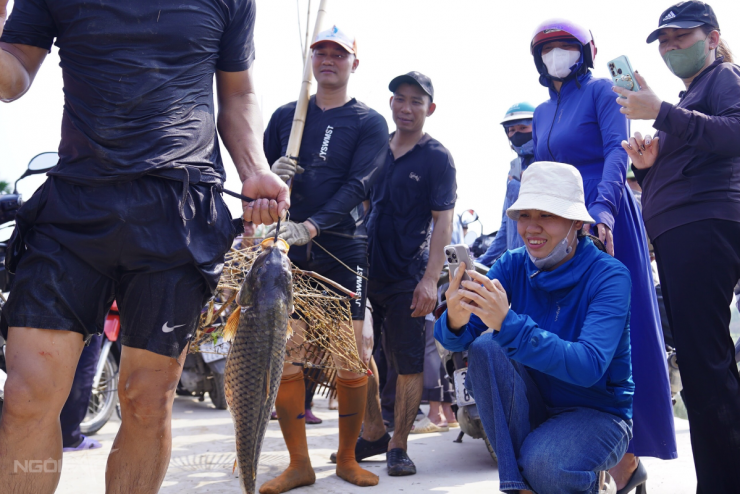 Trai tráng xứ Đoài xuống sông 'dập sào bắt cá' - 8