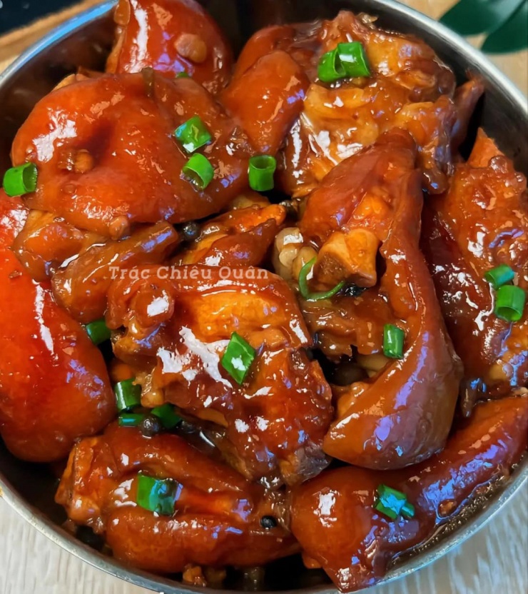 Từ bộ phận này có thể chế biến nhiều món ăn thơm ngon khác nhau, trong đó có món móng giò hầm xì dầu.