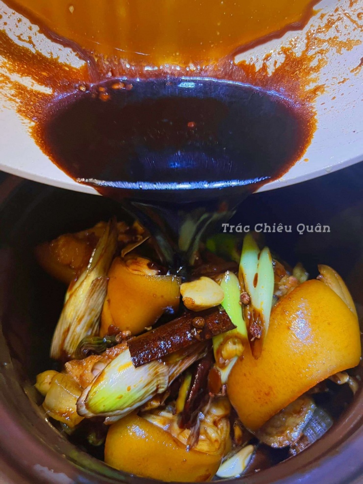 Cách làm móng giò hầm xì dầu: Cho các nguyên liệu hình và móng giò vào nồi