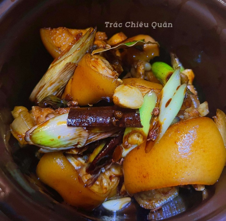 Cách làm móng giò hầm xì dầu: Chuẩn bị hầm