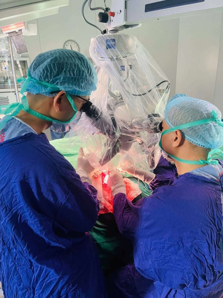 Các bác sĩ phẫu thuật cho bệnh nhân. Ảnh BVCC