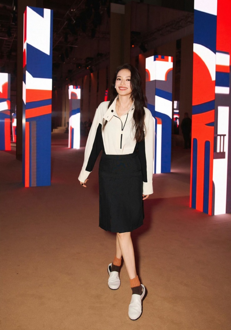 Các fan viết: "Sống đủ lâu để thấy một phụ nữ 50 vẫn toát ra vẻ ngây thơ như nữ sinh thế này", "Cô ấy không cần gồng lên, biểu cảm, nụ cười lúc nào cũng cuốn hút".