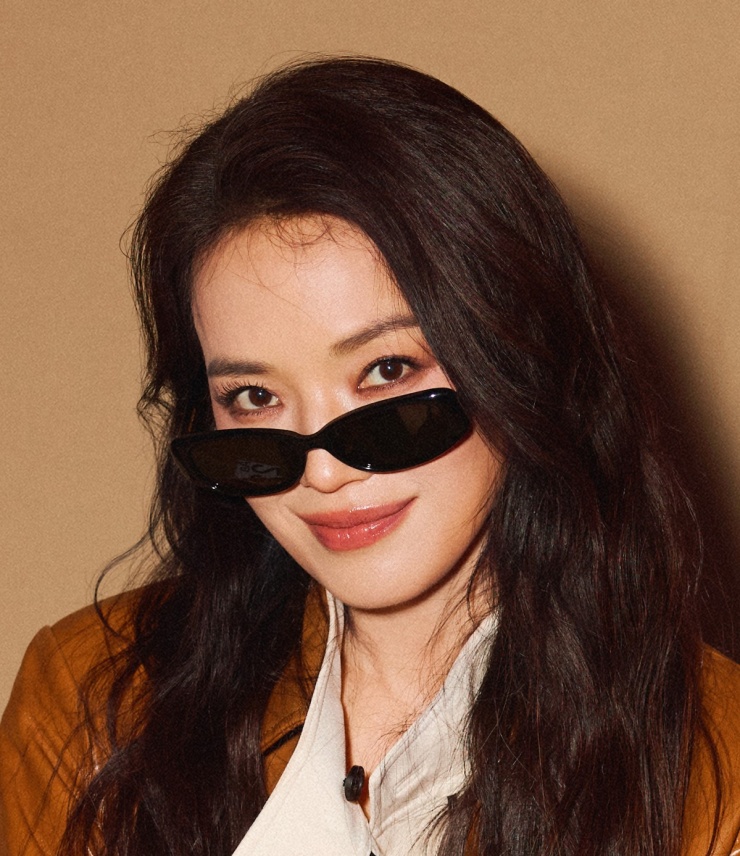 Các video, hình mới của minh tinh được hàng chục nghìn người chia sẻ trên fanpage. Theo Sohu, phần lớn khán giả ấn tượng với khí chất tự nhiên, phong thái tự tin của người đẹp.