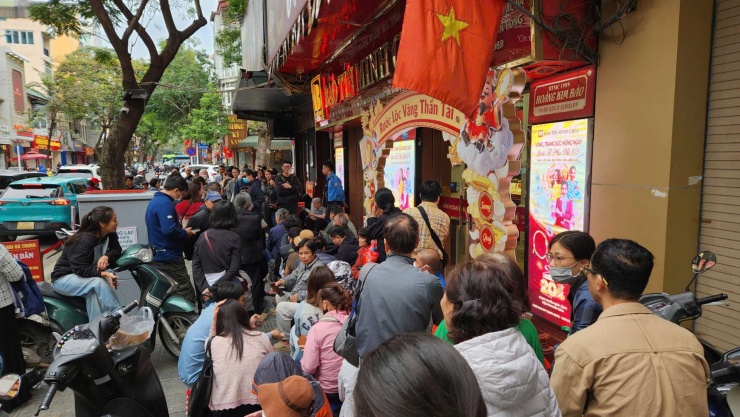 Hàng dài người xếp hàng chờ mua vàng tại cửa hàng Bảo Tín Minh Châu trong sáng nay 3/3. Ảnh: Thái Nguyễn