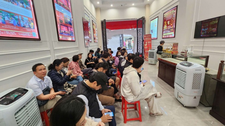 Cơ sở Bảo Tín Minh Châu, số 4 Mai Hắc Đế cũng có rất nhiều người xếp hàng chờ mua trước 9 giờ sáng nay. Ảnh: Thái Nguyễn