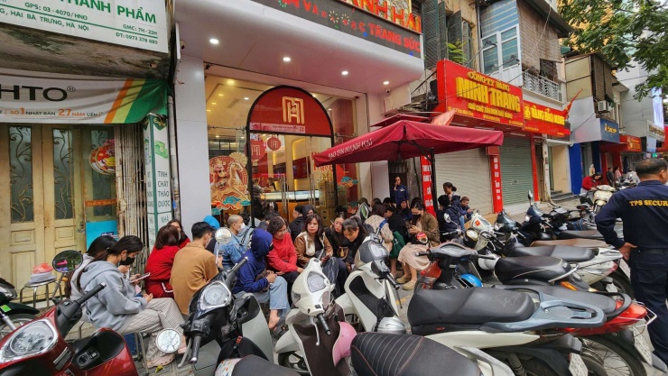 Người mua cũng tập trung đông đúc tại trước cửa hàng Bảo Tín Mạnh Hải trên phố Trần Nhân Tông trước giờ mở bán. Ảnh: Thái Nguyễn