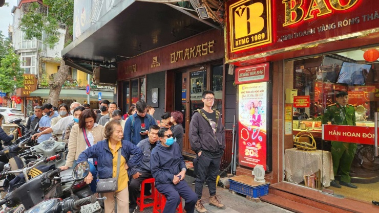 Nhu cầu mua vàng vẫn tăng cao trong ngày giá vàng đảo chiều giảm mạnh. Ảnh: Thái Nguyễn