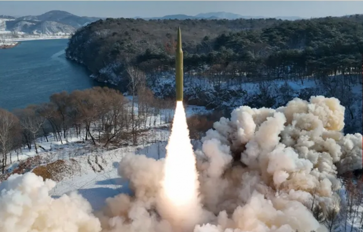 Thử nghiệm phóng tên lửa đạn đạo nhiên liệu rắn tầm trung mang đầu đạn siêu thanh có thể điều khiển được ở Triều Tiên. Ảnh: Shutterstock