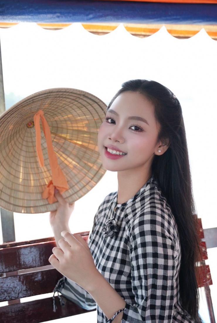 Huỳnh Bích Thoại sinh năm 2005, đến từ Vĩnh Long. Cô sở hữu chiều cao 1m73, từng đạt danh hiệu Á khôi 2 Miss & Mister Đại học Văn Lang 2025.