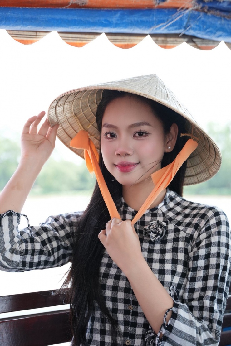 Trong hành trình vừa qua, Huỳnh Bích Thoại cũng thu hút fan sắc đẹp khi giới thiệu video truyền thông là mảnh đất, con người Bến Tre: "Tôi luôn tự hào là người con của mảnh đất Bến Tre, ngày nay là Vĩnh Long. Hành trình lần này tôi rất mong muốn được lan toả quê hương của mình đến với mọi người bằng chính con người này, chính trái tim này".