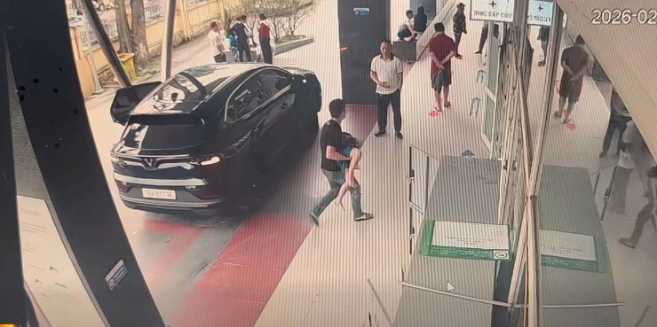 Cháu N.H.N (7 tuổi) được anh Duy Bình&nbsp;chấp nhận vượt đèn đỏ, lấn làn để đưa một cháu bé 7 tuổi bị hóc dị vật đi cấp cứu tại Bệnh viện Đa khoa Bắc Ninh (cơ sở 1). Ảnh cắt từ clip