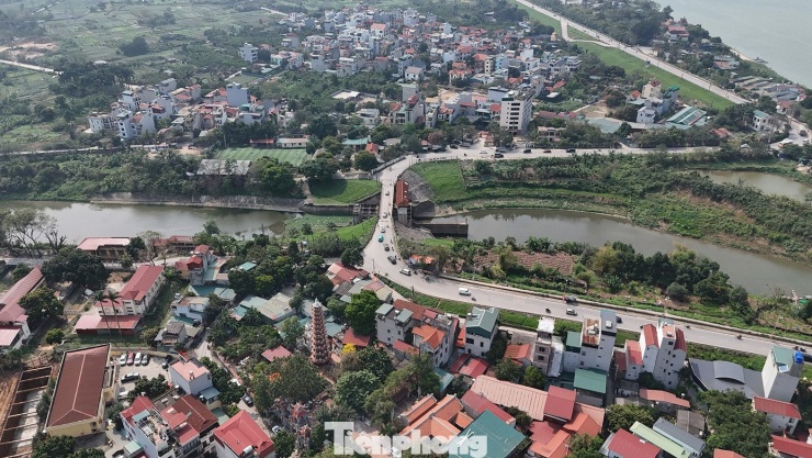 Từ sông Hồng, nước chảy qua cống Liên Mạc.