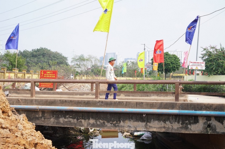 Công trường cải tạo kênh Thụy Phương hoạt động xuyên Tết để đẩy nhanh tiến độ dự án khẩn cấp.