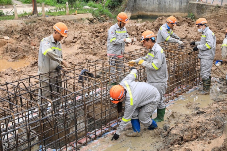 Đến nay, nhà thầu đã đổ bê tông dầm đỉnh cừ khoảng 100 m và thi công hơn 800 m trong tổng số trên 1.300 m cừ bê tông.