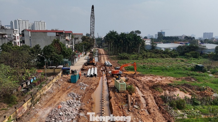 Máy móc tập kết, hoạt động trên công trường với tinh thần khẩn trương.