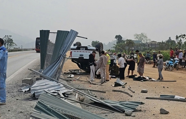 Ôtô lao ra khỏi đường cao tốc Nội Bài - Lào Cai, tài xế tử vong tại chỗ. Ảnh: NDCC